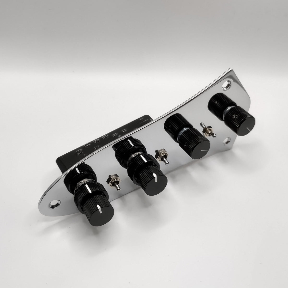 View of plate and knobs of Lusithand 800JP Jazzplate 4 Band Preamp for Jazz Bass Deluxe®