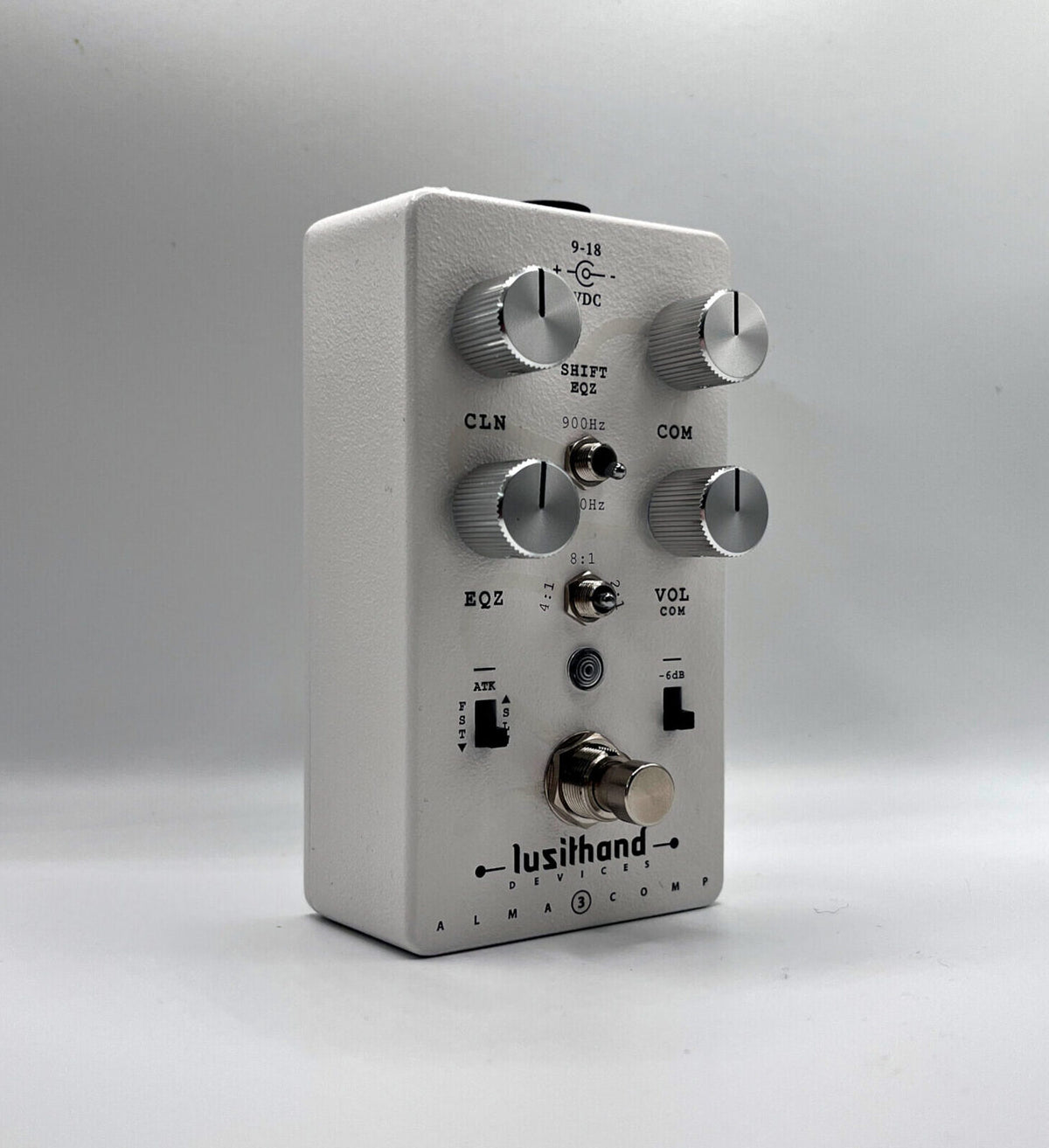 Side view of the Lusithand Alma MK3 Compression Pedal showing all knobs, switches and button.