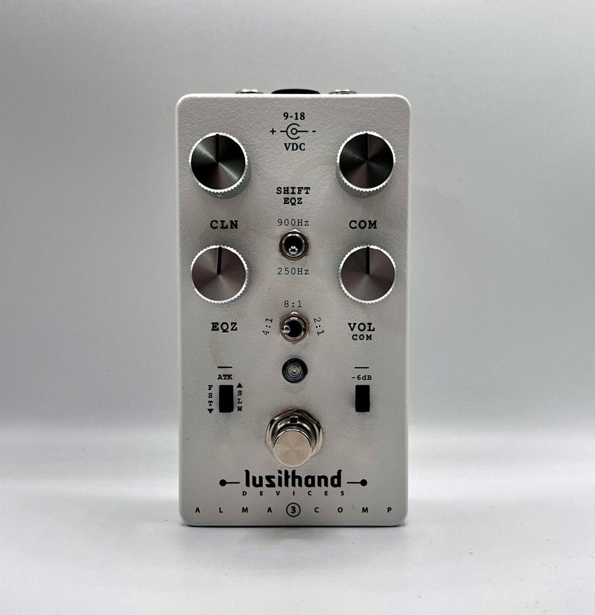 Front view of the Lusithand Alma MK3 Compression Pedal showing all knobs, switches and button.