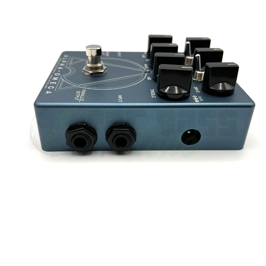 side view showing inputs of Darkglass Alpha-Omega Bass DI/Preamp Distortion Pedal